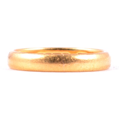 Lot 110 - A 22 carat gold wedding band.