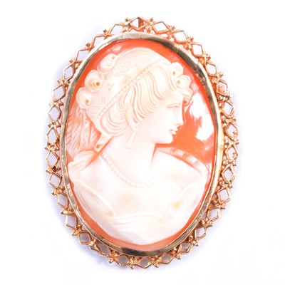 Lot 182 - An oval carved shell cameo brooch.