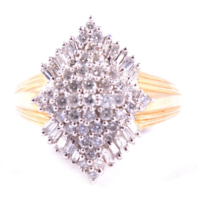 Lot 78 - A multi stone diamond cluster ring.