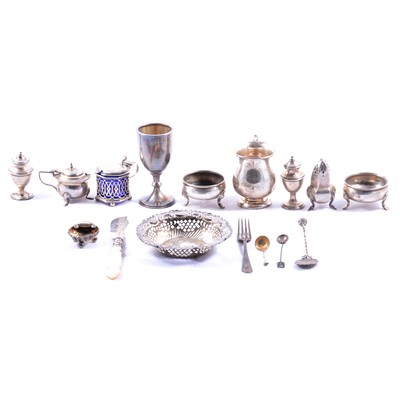 Lot 322 - Pair of silver salts, Munsey & Co Ltd, Birmingham 1916, and other small silver items.