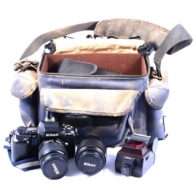 Lot 126 - Camera bag containing Nikon F-601 35mm DSLR...
