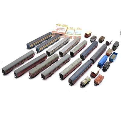 Lot 440 - Twenty-five OO gauge passenger coaches and freight wagons