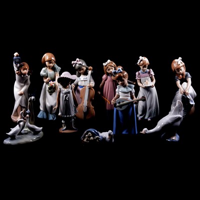 Lot 121 - Eleven Lladro and Nao figurines and groups.