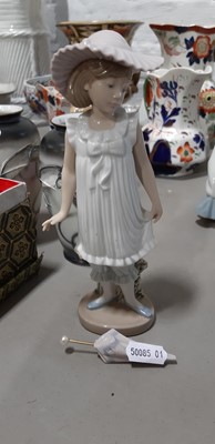 Lot 121 - Eleven Lladro and Nao figurines and groups.