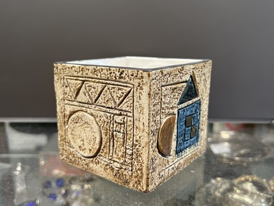 Lot 53 - Eleanor Winning for Troika Pottery, a small Cuboid pot