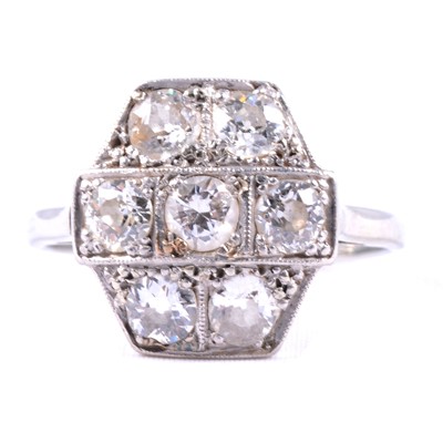 Lot 79 - A diamond cluster ring.