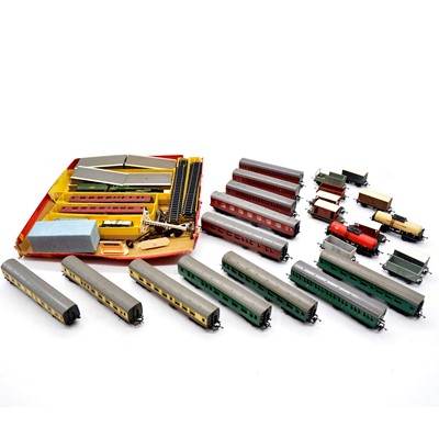 Lot 488 - Triang TT gauge set, with twenty-three loose wagons and coaches