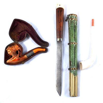 Lot 211 - Pipes, gaming counters and a trousse