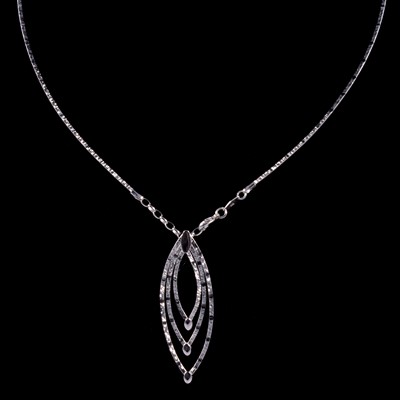 Lot 213 - A modern 9 carat white gold chain necklace and a collar with pendant drop.