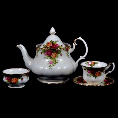 Lot 105 - Extensive Royal Albert Old Country Roses service