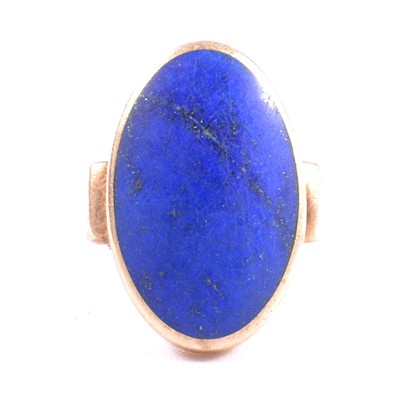 Lot 277 - A lapis lazuli dress ring.