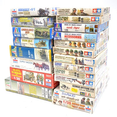 Lot 25 - Twenty-one 1/35 scale model figures and accessories sets, boxed