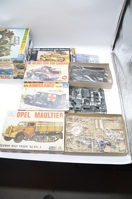 Lot 30 - Fifteen 1/35 scale model kits and dioramas, boxed