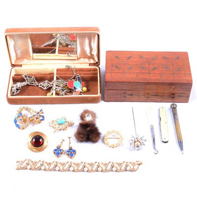 Lot 491 - A collection of costume jewellery, freshwater and simulated pearls, fruit knives, buttonhooks.