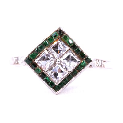 Lot 30 - An emerald and diamond reverse cluster ring.