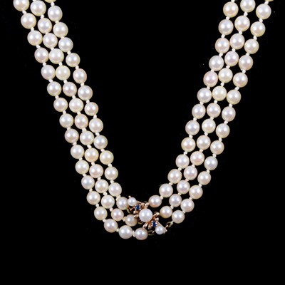 Lot 281 - A three row cultured pearl necklace.