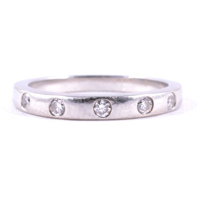 Lot 87 - CATALOGUE AMENDMENT - RING SIZE - A diamond set platinum band.