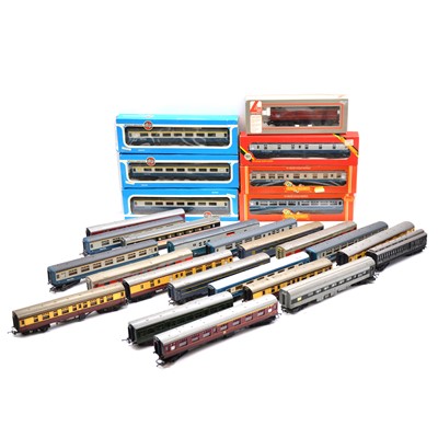 Lot 469 - Twenty-seven OO gauge passenger coaches, some boxed