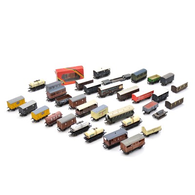 Lot 449 - Thirty-three OO gauge freight wagons