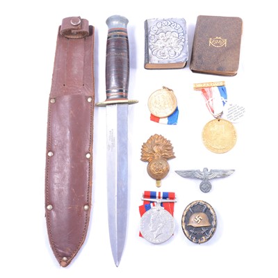 Lot 137 - Small collection of WWII militaria