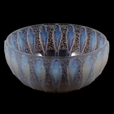 Lot 73 - René Lalique, 'Perruches' an opalescent glass bowl