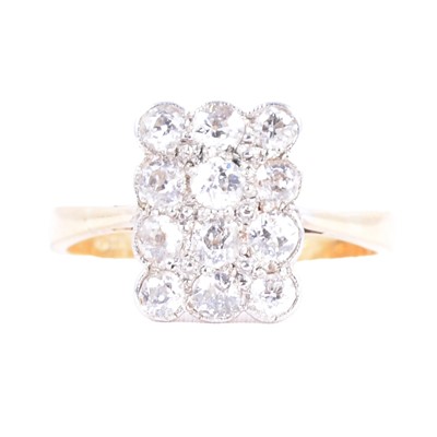 Lot 58 - A diamond cluster ring.