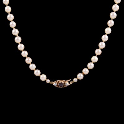 Lot 304 - A cultured pearl necklace.