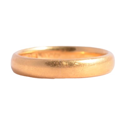 Lot 100 - A 22 carat yellow gold wedding band.