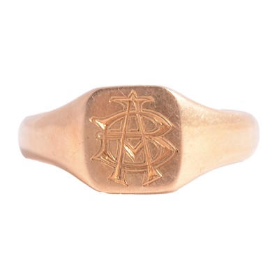 Lot 96 - An 18 carat yellow gold signet ring.