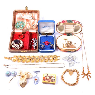 Lot 441 - A collection of vintage costume jewellery.