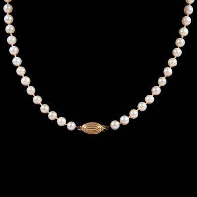 Lot 306 - A cultured pearl necklace.