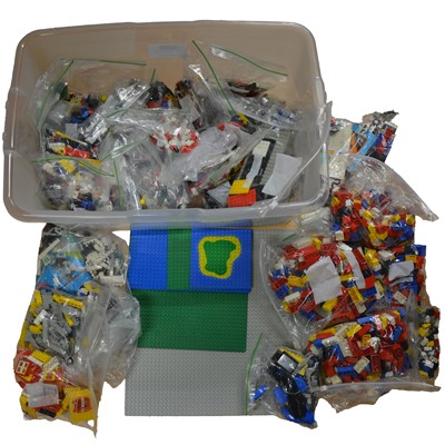 Lot 390 - A collection of loose miscellaneous Lego pieces