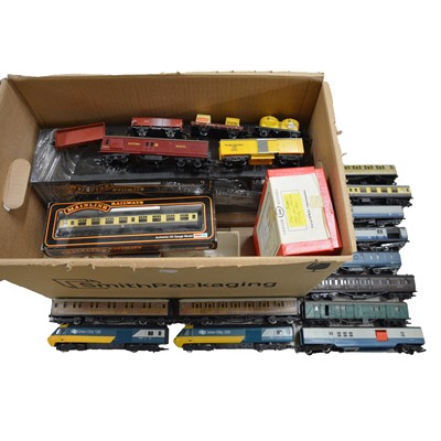 Lot 464 - OO gauge coaches, wagons and trackside accessories