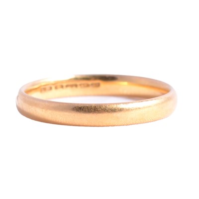 Lot 102 - A 22 carat gold wedding band.