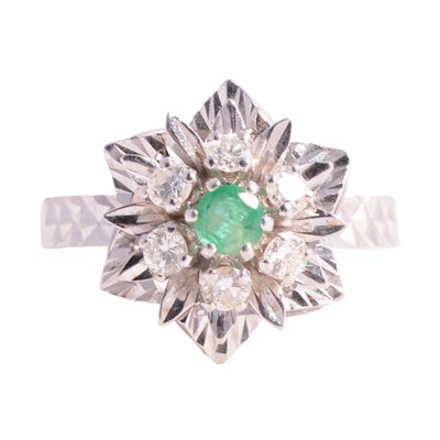 Lot 1 - An emerald and diamond cluster ring.