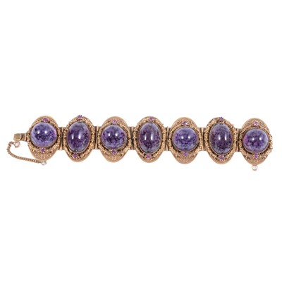 Lot 452 - A vintage faux amethyst cabochon bracelet.