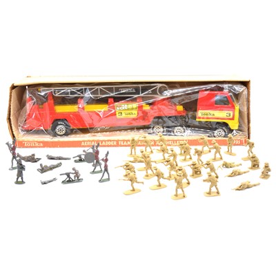Lot 323 - Tonka Aerial Ladder Team (boxed) and two bags of loose plastic soldiers