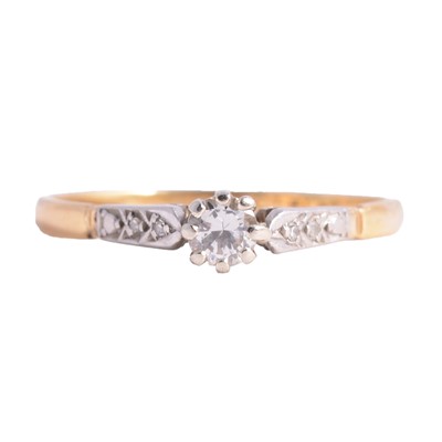 Lot 69 - A diamond solitaire ring.